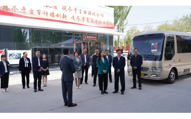 自治區人大常委會副主任、總工會主席沈左權率領自治區人大督查調研團，蒞臨銀川伊百盛調研